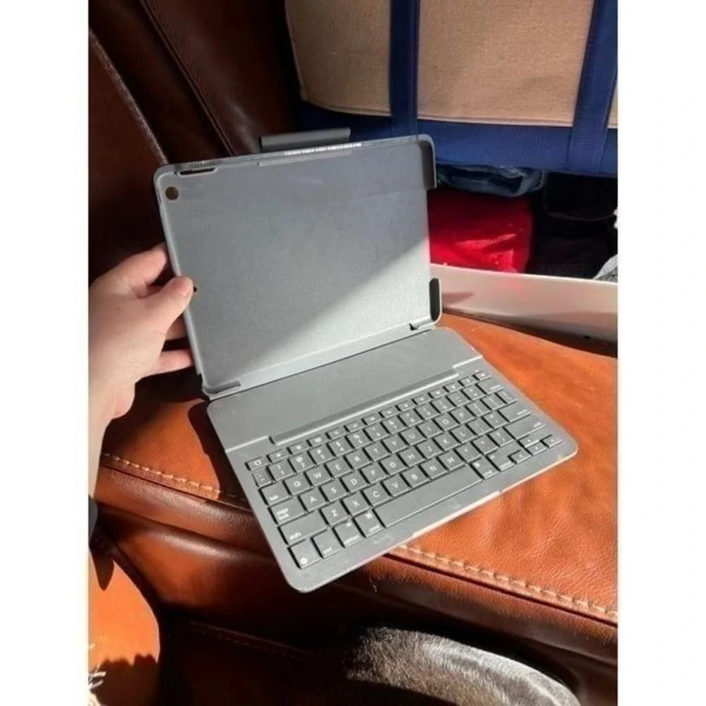 Logitech Slim Folio Keyboard Case for iPad® (7th, 8th & 9th Generation)‎